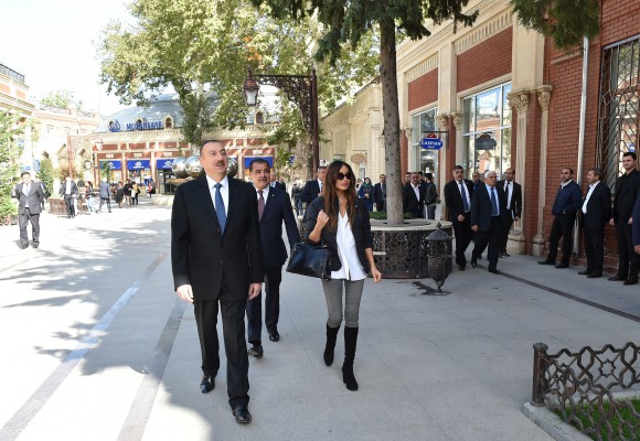 Президент Ильхам Алиев и его супруга побывали на улице Джавад хана в Гяндже (ФОТО)