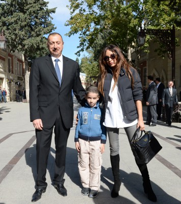 Президент Ильхам Алиев и его супруга побывали на улице Джавад хана в Гяндже (ФОТО)