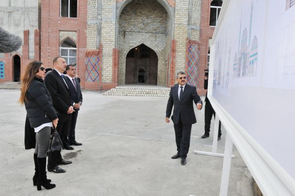 Президент Азербайджана и его супруга ознакомились с ходом ремонтно-восстановительных и строительных работ в комплексе «Имамзаде» в Гяндже (ФОТО)