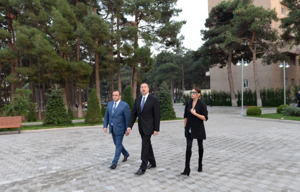 President Aliyev, first lady arrive in Naftalan District (PHOTO)