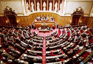 Сенат Франции начал обсуждение проекта о постепенном смягчении санкций против России
