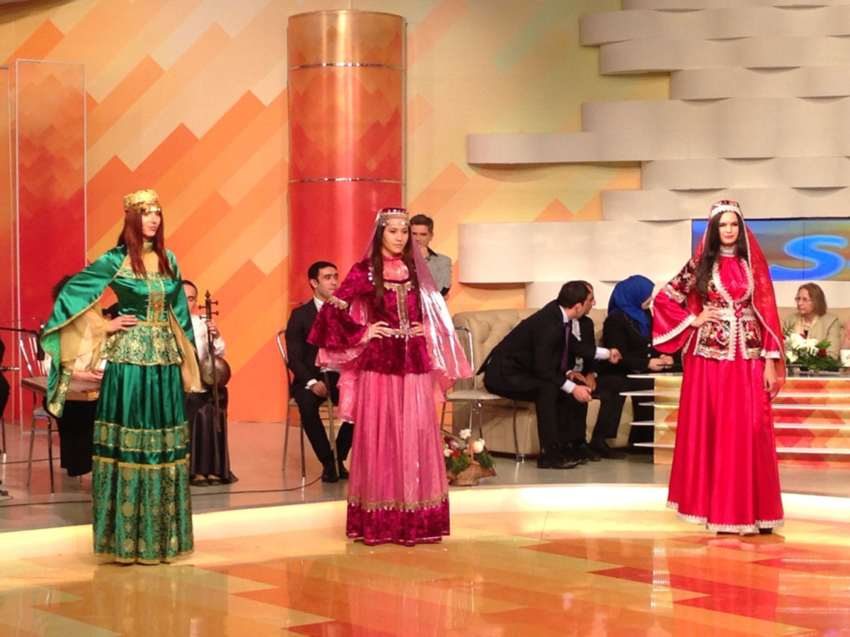 Участницы международной конференции высоко оценили азербайджанские национальные костюмы (ФОТО)