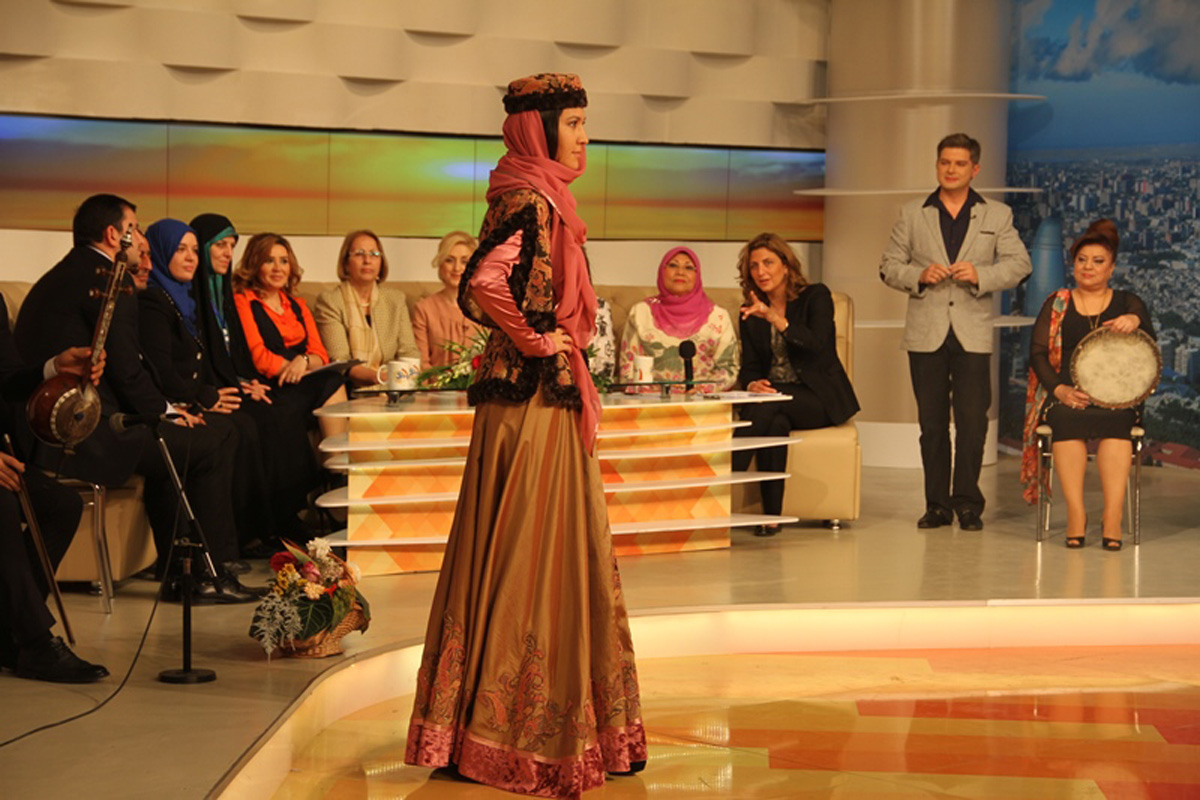 Участницы международной конференции высоко оценили азербайджанские национальные костюмы (ФОТО)