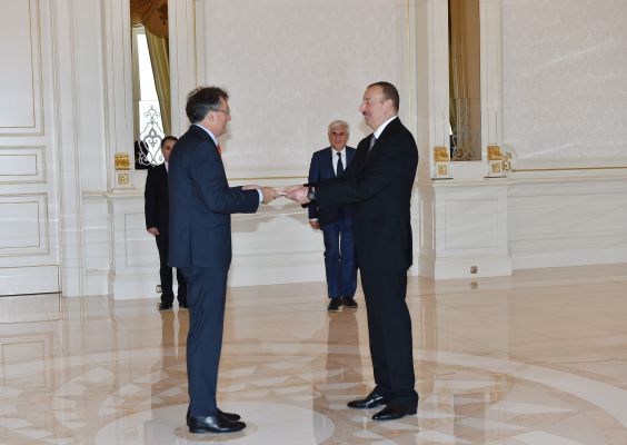 Президент Азербайджана принял верительные грамоты посла Сербии