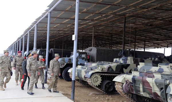 Zakir Həsənov mühəndis-istehkam hərbi hissəsinin döyüşə hazırlıq səviyyəsini yoxlayıb (FOTO)