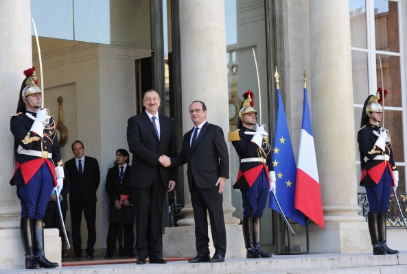 Президенты Азербайджана и Франции отметили необходимость изменения связанного с нагорно-карабахским конфликтом статус-кво (ФОТО)