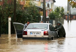İstanbulda yağan güclü yağış yolları bağladı
