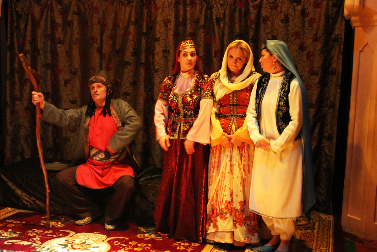 Министр культуры и туризма  посетил государственный театр YUĞ