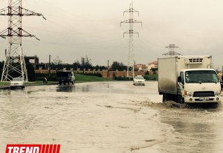В Баку в некоторых местах дождь привел к затоплению, граждане эвакуированы