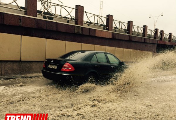 Проливной дождь внес коррективы в жизнь Баку (ФОТО)