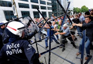 Brüsseldə polis `sarı jiletlər`in aksiyasını dayandırmağa çalışır