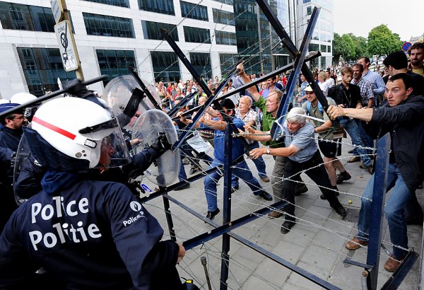 В Брюсселе полиция блокирует акцию "желтых жилетов"