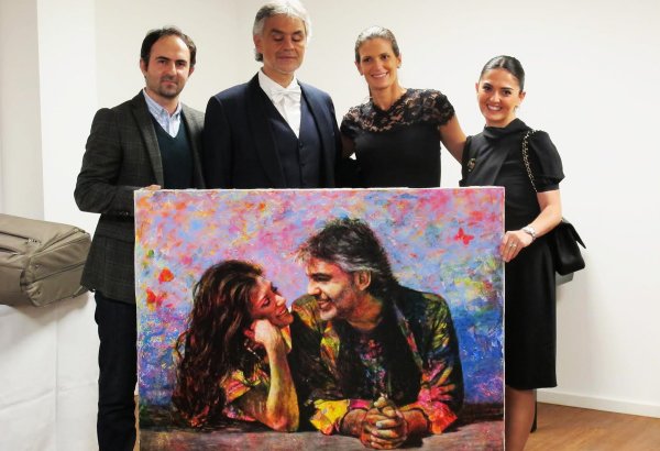 Андреа Бочелли и его супруге подарена картина азербайджанского художника (ФОТО)