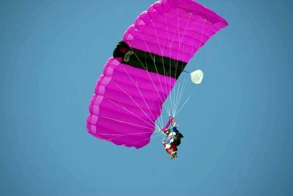 ABŞ-da festival zamanı iki paraşütçü səmada toqquşub
