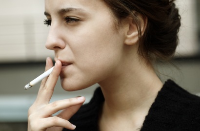 В Азербайджане курит каждая десятая женщина