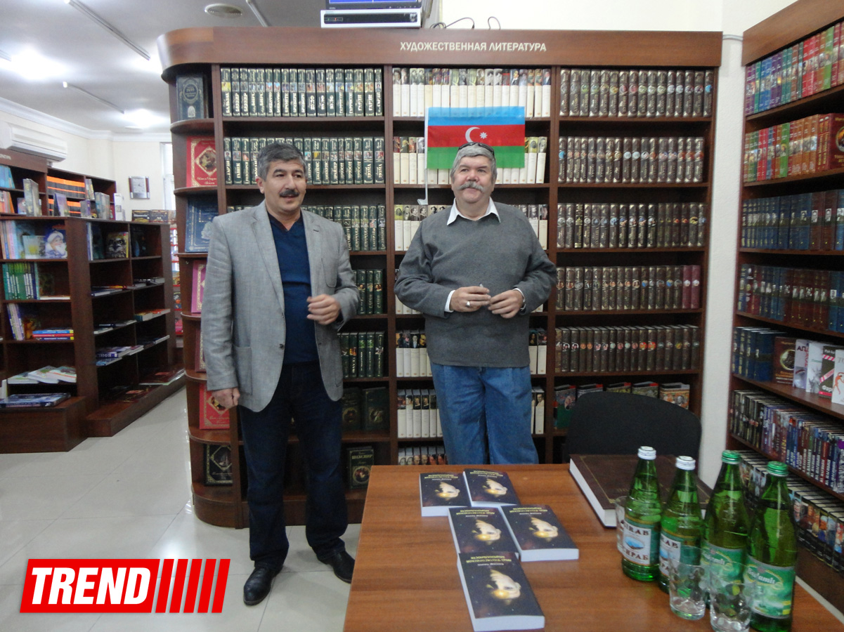 Александр Хакимов представил в Баку новую фантастическую книгу (ФОТО)