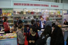 Павильон Азербайджана вызвал большой интерес посетителей книжной выставки в Стамбуле (ФОТО)