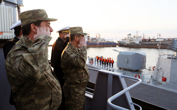 Министр обороны Азербайджана наблюдал за учениями в Каспийском море (ФОТО)