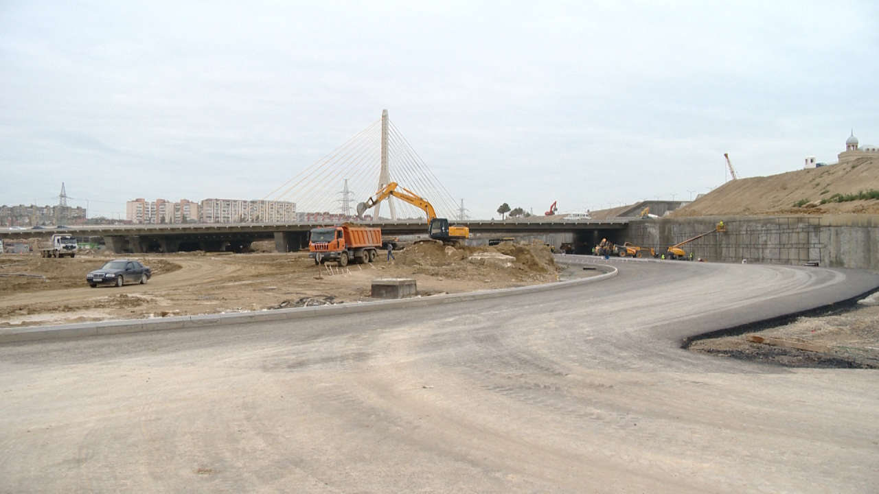 В Баку в 2015 году завершится строительство ряда дорожно-транспортных объектов (ФОТО)
