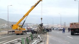 Устраняются последствия аварии на Бакинской окружной дороге (ФОТО)