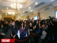 Турецкие звезды кино в Баку - сотни поклонниц и признания в любви (ВИДЕО-ФОТО)
