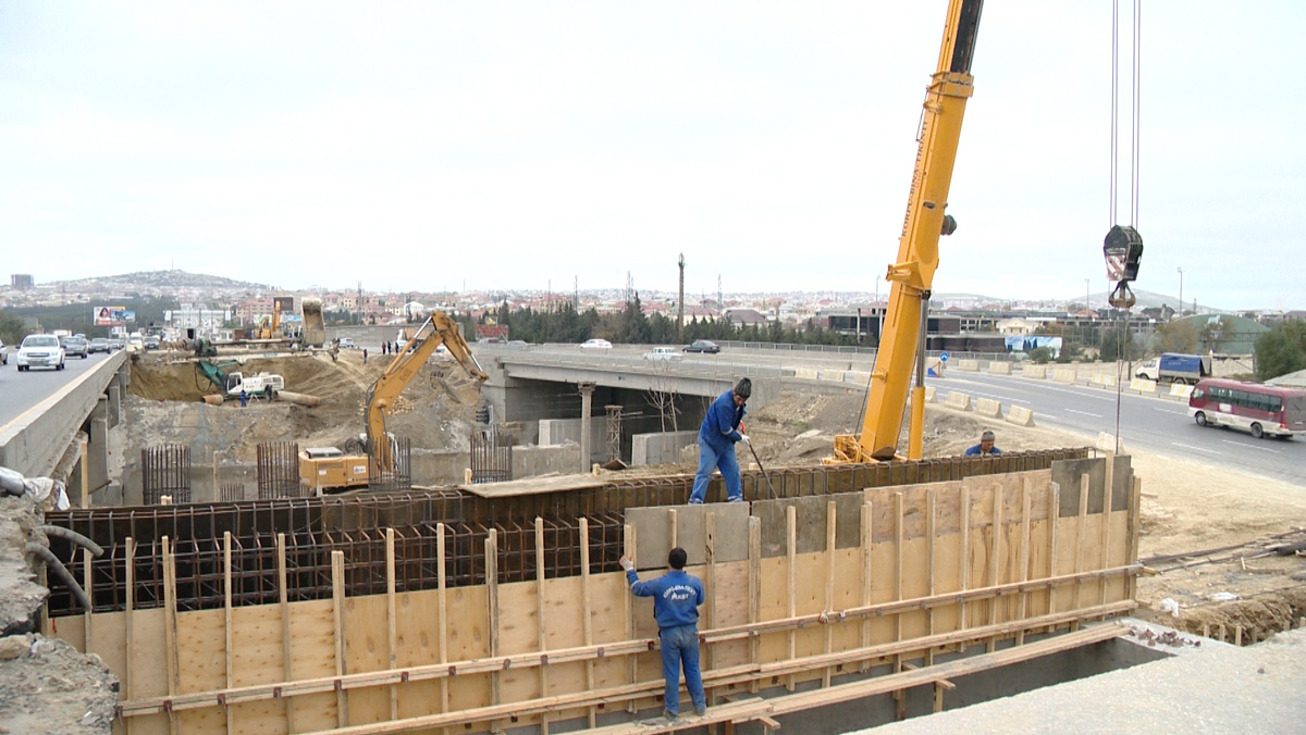 Bakının şimaldan girişində yeni yolötürücülərin inşasına başlanılıb (FOTO)