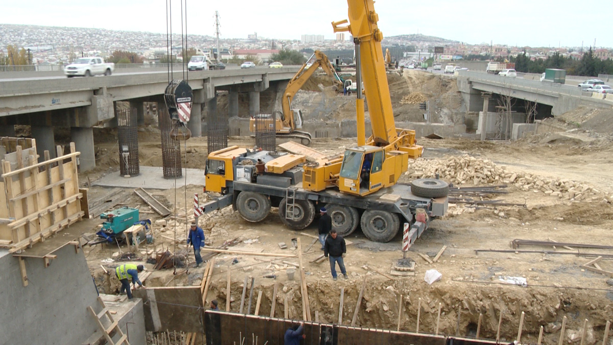 Bakının şimaldan girişində yeni yolötürücülərin inşasına başlanılıb (FOTO)