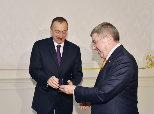 Президент Ильхам Алиев награжден памятной медалью Международного олимпийского комитета (ФОТО)