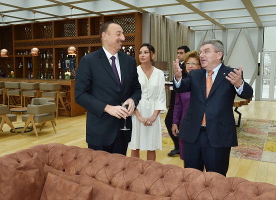 Президент Ильхам Алиев награжден памятной медалью Международного олимпийского комитета (ФОТО)