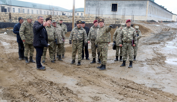 Руководство минобороны Азербайджана ознакомилось со стройработами в воинских частях (ФОТО)