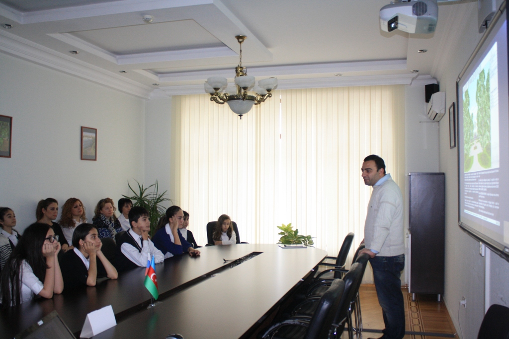 В Баку прошла виртуальная экскурсия по Государственному русскому музею (ФОТО)