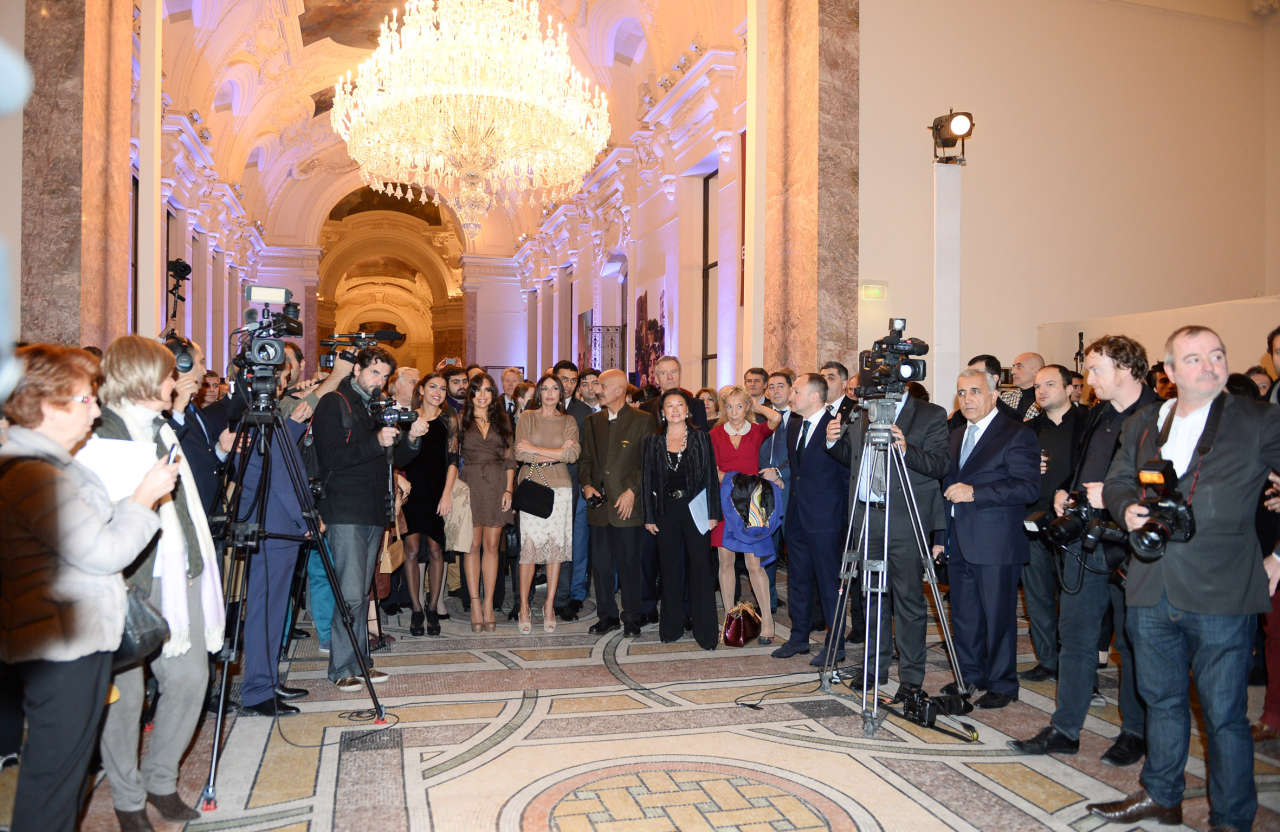 Первая леди Азербайджана Мехрибан Алиева и вице-президент Фонда Гейдара Алиева Лейла Алиева приняли участие в презентации фотовыставки Резы Дегати в Париже (ФОТО)