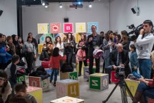 В галерее "YAY" открылась персональная выставка Деяна Калудьеровича "Интервью: Азербайджан" (ФОТО)