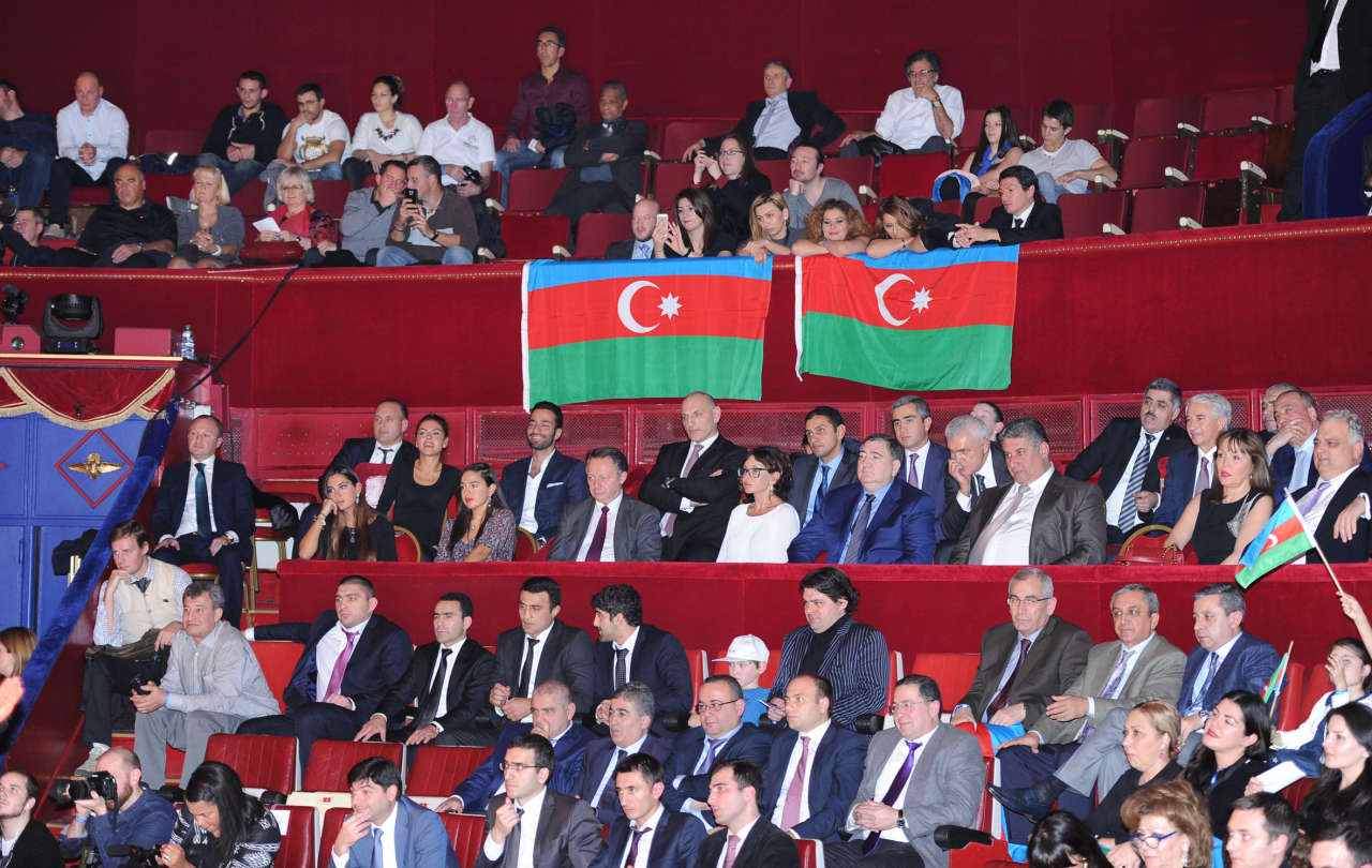 Первая леди Азербайджана Мехрибан Алиева наблюдала за товарищеской встречей азербайджанских и французских борцов в Париже (ФОТО)
