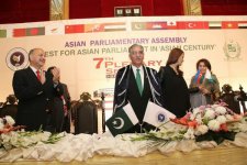 Президенту Азиатской парламентской ассамблеи преподнесен азербайджанский национальный костюм (ФОТО)