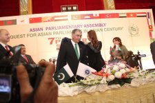 Президенту Азиатской парламентской ассамблеи преподнесен азербайджанский национальный костюм (ФОТО)