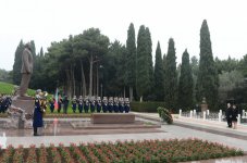 Azerbaijani president and his spouse pay tribute to national leader Heydar Aliyev (PHOTO)