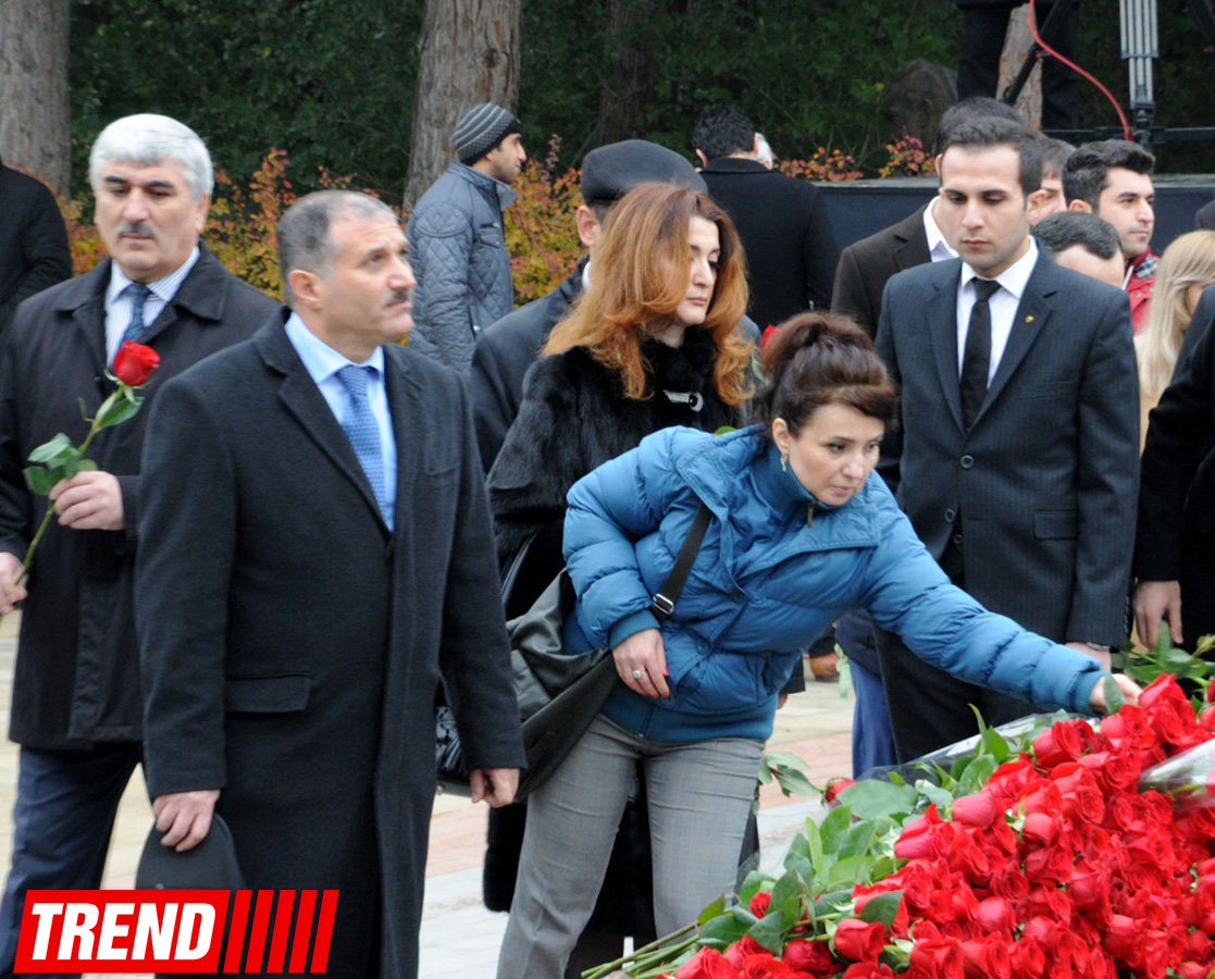 Azerbaijani public visits Alley of Honor on 11th anniversary of Heydar Aliyev’s death