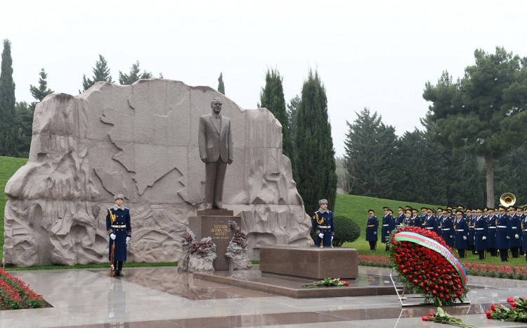 Azerbaijani president and his spouse pay tribute to national leader Heydar Aliyev (PHOTO)