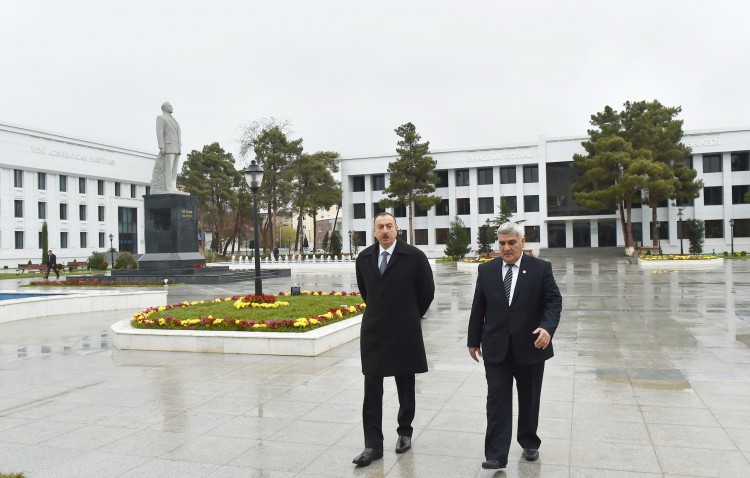 Президент Азербайджана посетил памятник общенациональному лидеру Гейдару Алиеву в Сабирабаде (ФОТО)