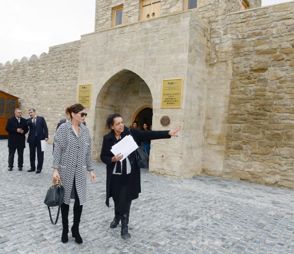 Azerbaijan’s First Lady Mehriban Aliyeva visits “Ateshgah Temple” reserve (PHOTO)