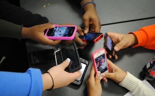 Sorğu: İstifadəçilərin 1/3-i dostlarını və valideynlərini smartfona dəyişərdi