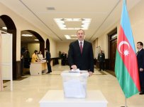 Azerbaijani president and his spouse vote in municipal elections (PHOTO)