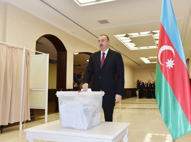 Azerbaijani president and his spouse vote in municipal elections (PHOTO)