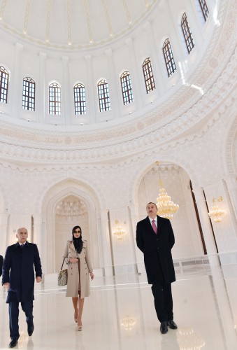 Президент Ильхам Алиев и его супруга ознакомились с ходом отделочных работ в мечети Гейдар (ФОТО)