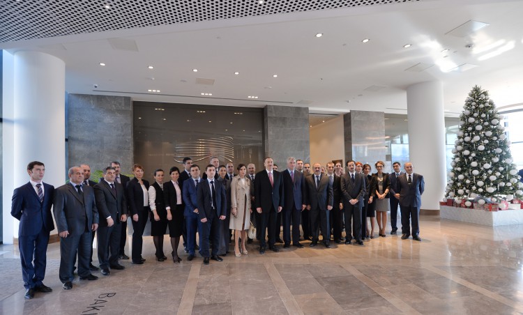 Prezident İlham Əliyev və xanımı "Bakı Ağ Şəhər"in inşası başa çatan ofis binası ilə tanış olublar (FOTO)