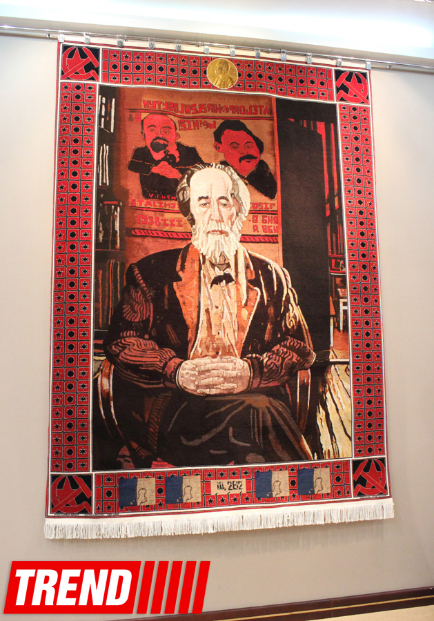 В Баку представлен ковер по эскизу Таира Салахова "Красное колесо", посвященного Солженицыну (ФОТО)