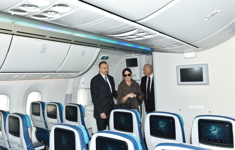 Президент Ильхам Алиев и его супруга осмотрели новый самолет "Boeing-787-8" Dreamliner (ФОТО)