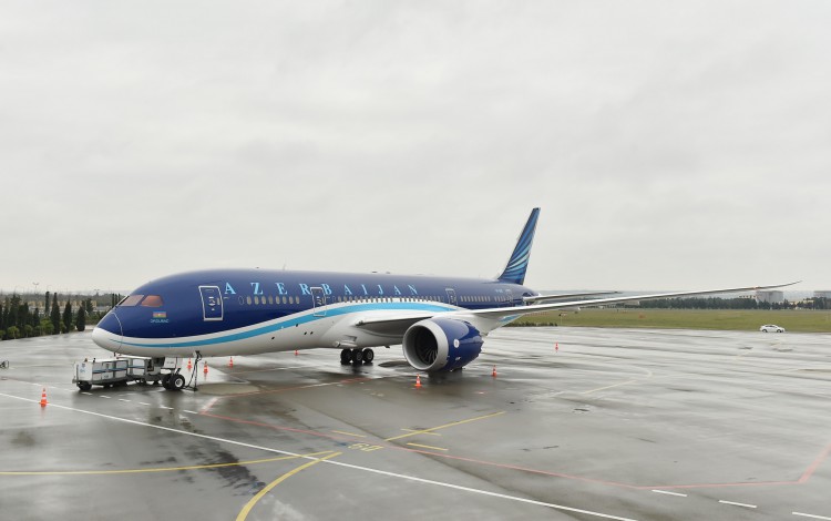 Президент Ильхам Алиев и его супруга осмотрели новый самолет "Boeing-787-8" Dreamliner (ФОТО)