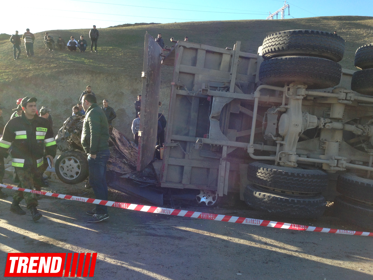 На трассе Баку-Шамаха произошло ужасное ДТП, грузовик перевернулся на автомобиль (ФОТО)